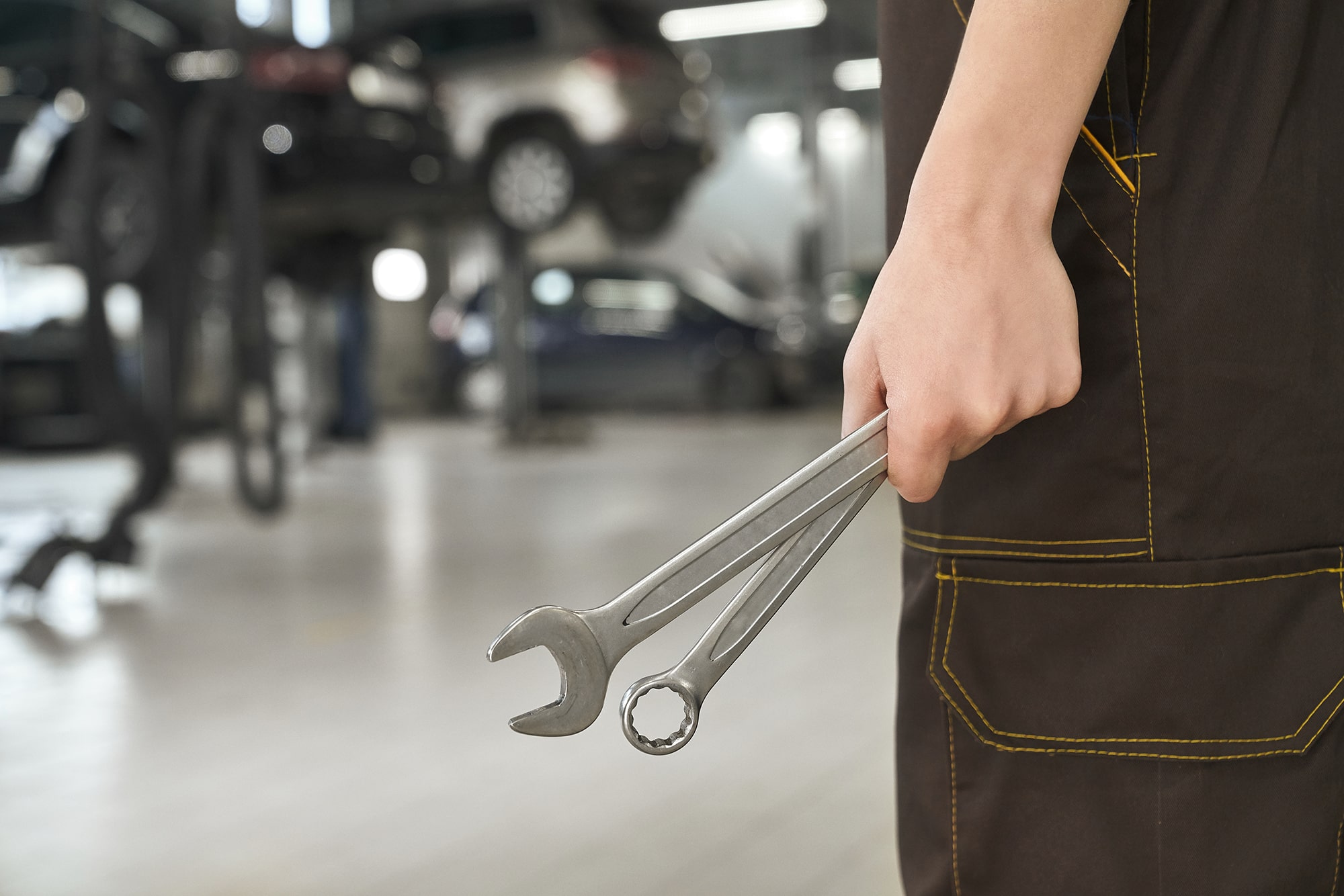 Mecànic amb eines en un taller de reparació d'automòbils